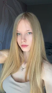 Cutieblondegirl Public Foto 3