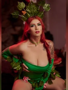 AriaRusso your sexy poison ivy Foto 2