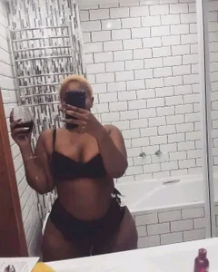 GoldenPussyXOXO Public Pic 3