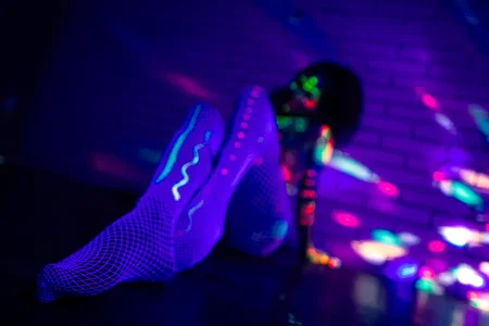 sarah_banks1 neon зображення 8