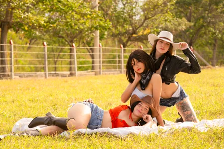 Cowgirls- Public Pic 3