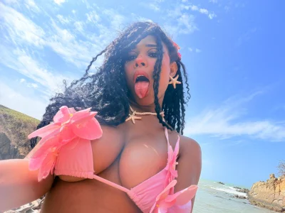 salomebenz on vacation on the beach slika 4