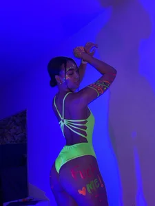 LiahGrey's Liah Neon Sex Photo 4
