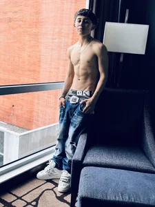 What are you watching? 🥵 de Bradley_Strong  2 Imagens