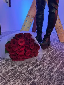 Roses at My Feet 🌹 od Marie_Fitch  7 snímek