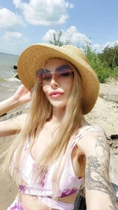 yourkriss_new1 relaxing on the beach Pic 2