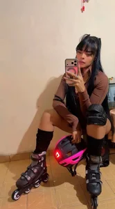 Zdjęcia EmmaEbony_ Skating and leaving a little mystery… 🛼😉✨:  3