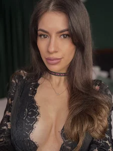 Alyonaqueen_ Public Pic 2