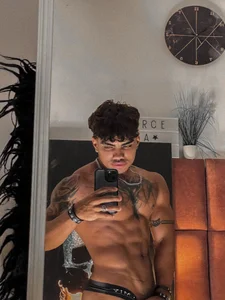 Young_laroi 🖤🖤💀 รูป  4