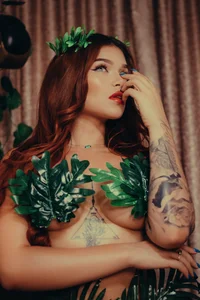 LeaThompson God is a woman Foto 3