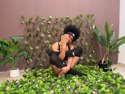 Amidst nature and lingering glances… do you dare get lost with me? 🌿😉 de TenderTeacher  9 Imagens