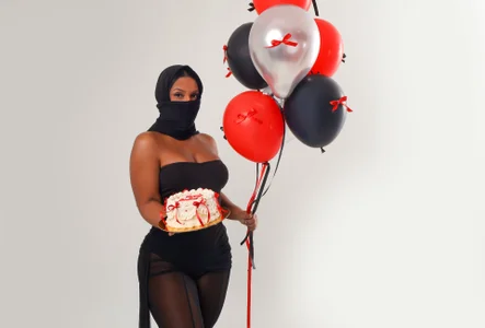 nashiira_ MY BIRTHDAY IS SOON, SHOULD WE CELEBRATE IT TOGETHER? 🍫🧁 Foto 6