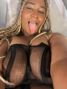 IssaNoirr Sexy in black Pic