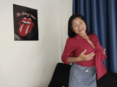 Busty-Thaiger: Thaiger on the Sofa in a Mini Skirt and a Red Top ( 5 фото)