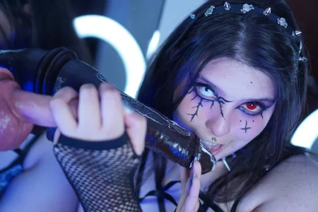 mikaskullcs 🩸 My dark side woke up... and tonight I want to find out if you can resist. 🖤 - {count, plural, one {תמונה אחת} two {שתי תמונות} many {# תמונות} other {# תמונות}}