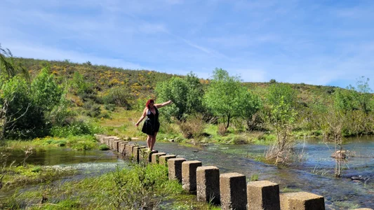 NikkiHolland: River walk in latex dress ( 4 фото)