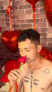 LucassSmith11 “Unwrap me slowly…” 🎁 사진