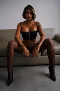 IsisRivera Your head under my heels Bilde 2