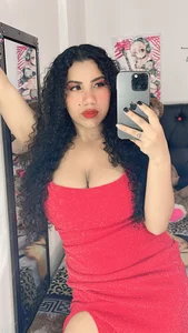 serena_willow mit einem sexy Kleid Foto 2