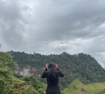 ArianaWest1 In nature 🌳🍃 Pic