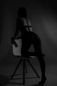 Class, curves, and a touch of mystery de carlina_15  Imagens