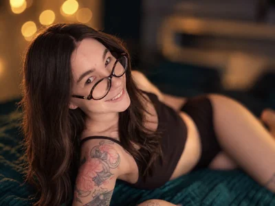 Sexy brunette with tattoos de maryfae  4 Imagens