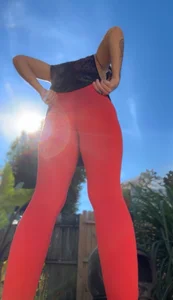 Zdjęcia MarlaFknSinger Sunny backyard stretch in red yoga pants ❤️‍🔥 MILF, soles up, sunglasses on, garden light:  3