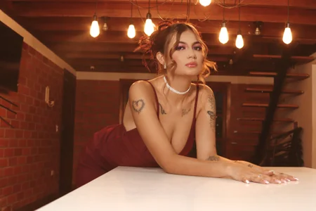 NiaHolland we have a drink together Pic 3