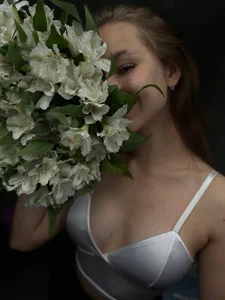 Julie_Lamb Me and the flowers Bilde 2