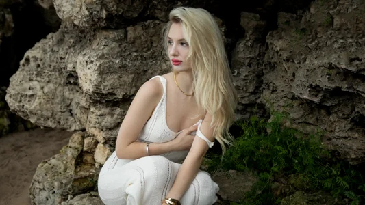 AleksaBlondeのIf you saw me on the beach, what would you do? 🌤️の 3枚の写真