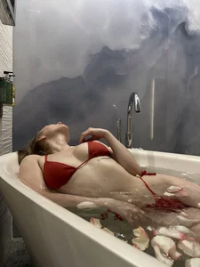 CharlotteWells Happy birthday. I'm 31, I'll be glad to accept congratulations 🥳🎁💐💸 Pic 8