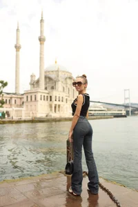 EsmeAinsley Vacay Content 🌴 Pic 2