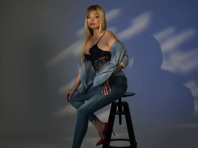 BritneyHudson Office Shooting Pic 4