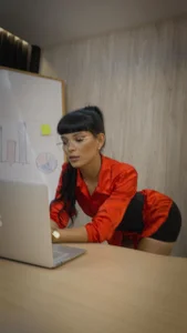 AgathaKondo_Your sexy secretary. Bild