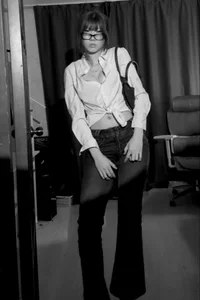 GailVerbeke posing `` ポーズ Pic 5