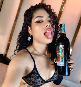 Vibe my pussy wet for you 😈💦 od julietajackson_1  2 snímek