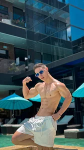 MAXTHOMSON Pool day 💦 Hình 4