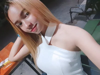 Natural_Asian_Girl Public Foto 9