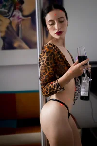 caroline_adams_ Let's enjoy together Pic