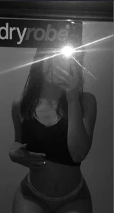 My face stays hidden, but my vibe says everything. de shreya___  Imagens