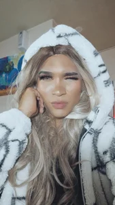 Public de MargaretQualley  2 Imagens