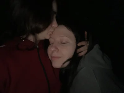 hug and kisses 💋 od nahida77  4 snímek