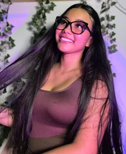Miss Glasses 👀🩷 de liaa_swan  3 Imagens