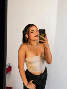 LilyCarter_Pink Public Foto