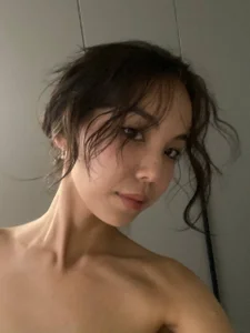 FreedaKulow playful look  4টি ছবি