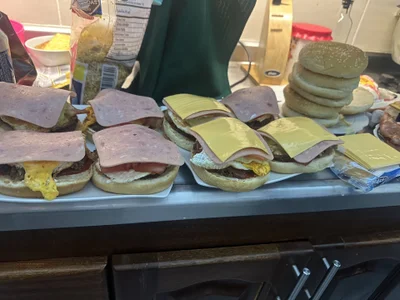 carol_latina13 Día de hamburguesas 😋🍔 Hamburguer eating day 🍔😋 Εικόνα