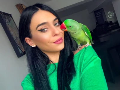 JassyeJoy Sweet little bird kiss 🦜 Pic