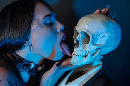 Moon_of_Hadesの🖤🌙The moon watches over them: Morticia and Homer in the darkness 🖤🌙の 4枚の写真