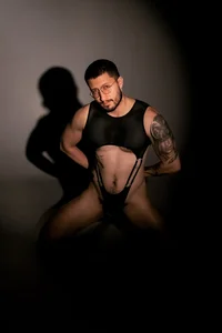 Nathan_rivers between body and shadows Immagine  2