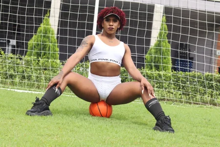 AmberRaus PLAYING WITH BALLS Pic 6